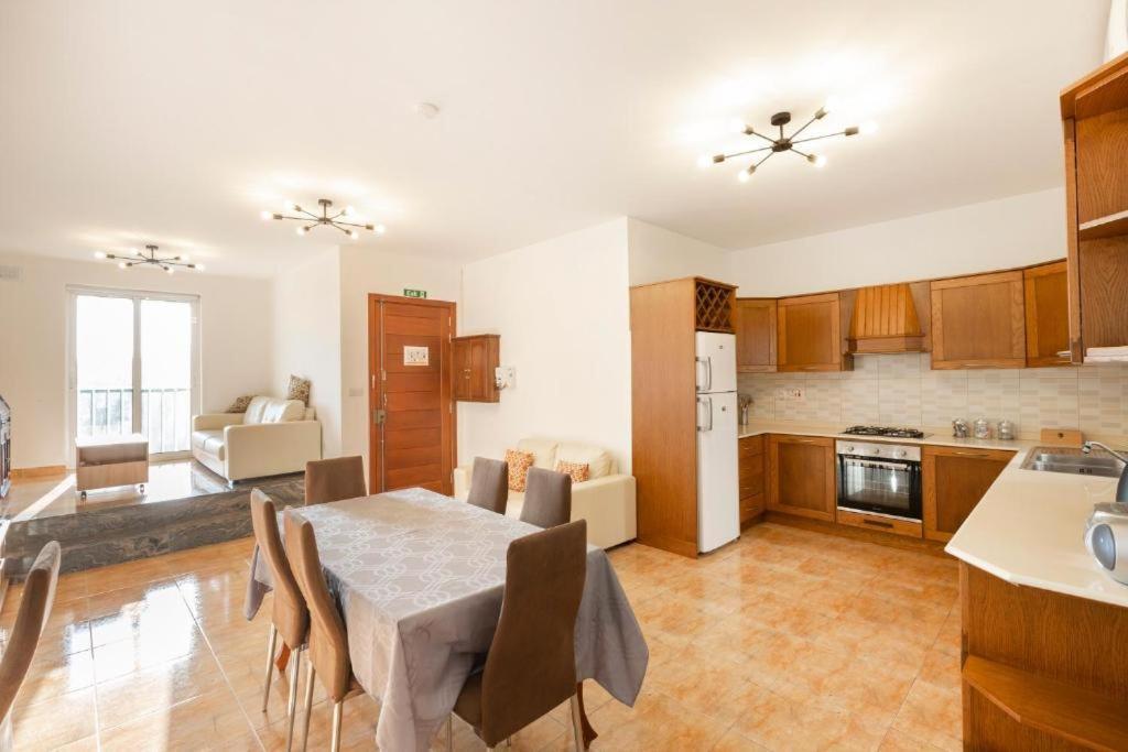 - Lovely 3 Bedroom Unit With Own Private Entrance 度假居
