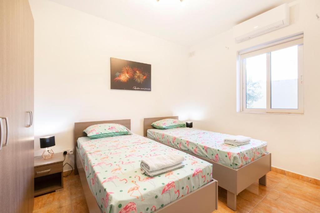 Holiday home - Lovely 3 Bedroom Unit With Own Private Entrance Gudja
