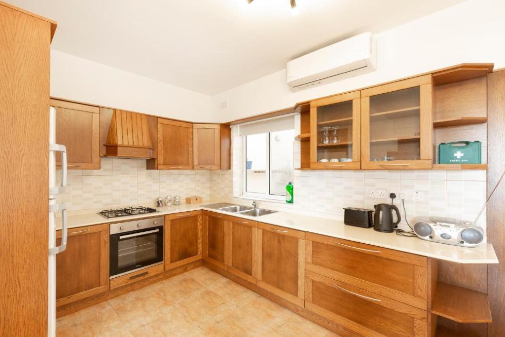 - Lovely 3 Bedroom Unit With Own Private Entrance * Gudja