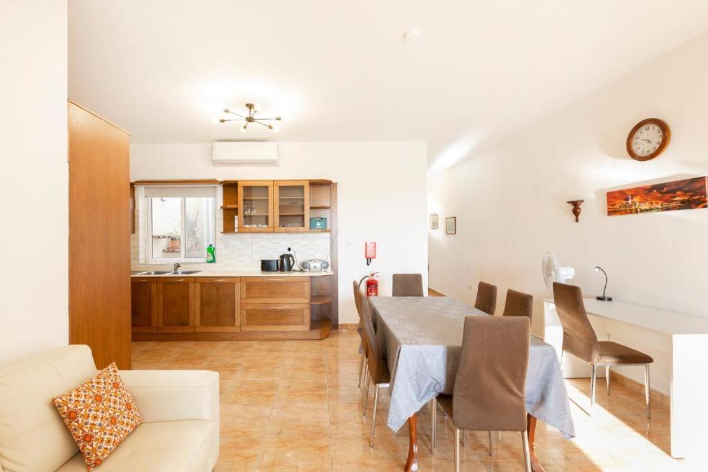 Holiday home - Lovely 3 Bedroom Unit With Own Private Entrance *