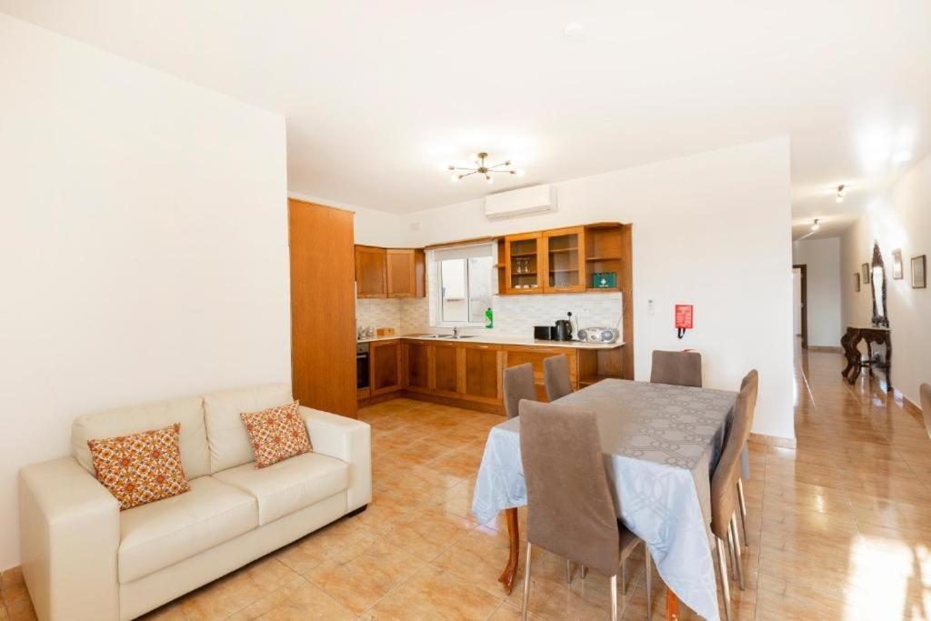 Holiday home - Lovely 3 Bedroom Unit With Own Private Entrance *