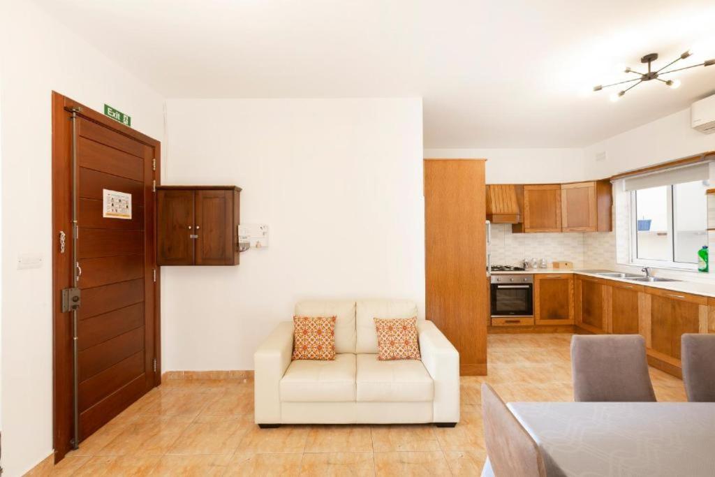 - Lovely 3 Bedroom Unit With Own Private Entrance Gudja
