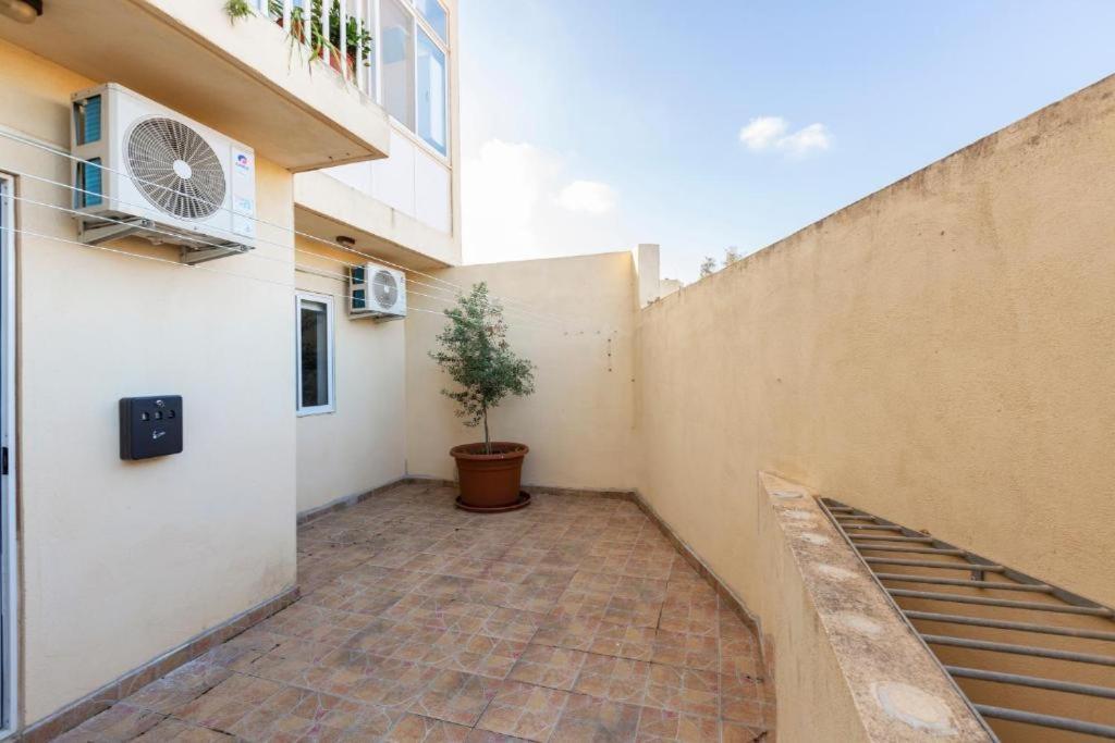 Holiday home - Lovely 3 Bedroom Unit With Own Private Entrance *