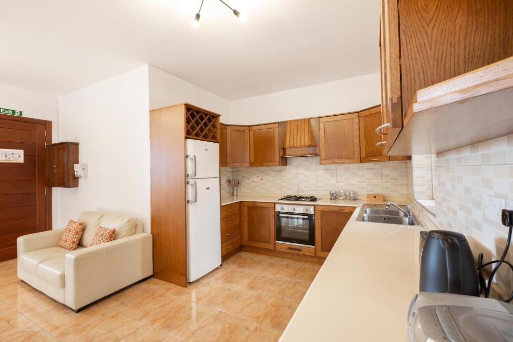- Lovely 3 Bedroom Unit With Own Private Entrance * Gudja