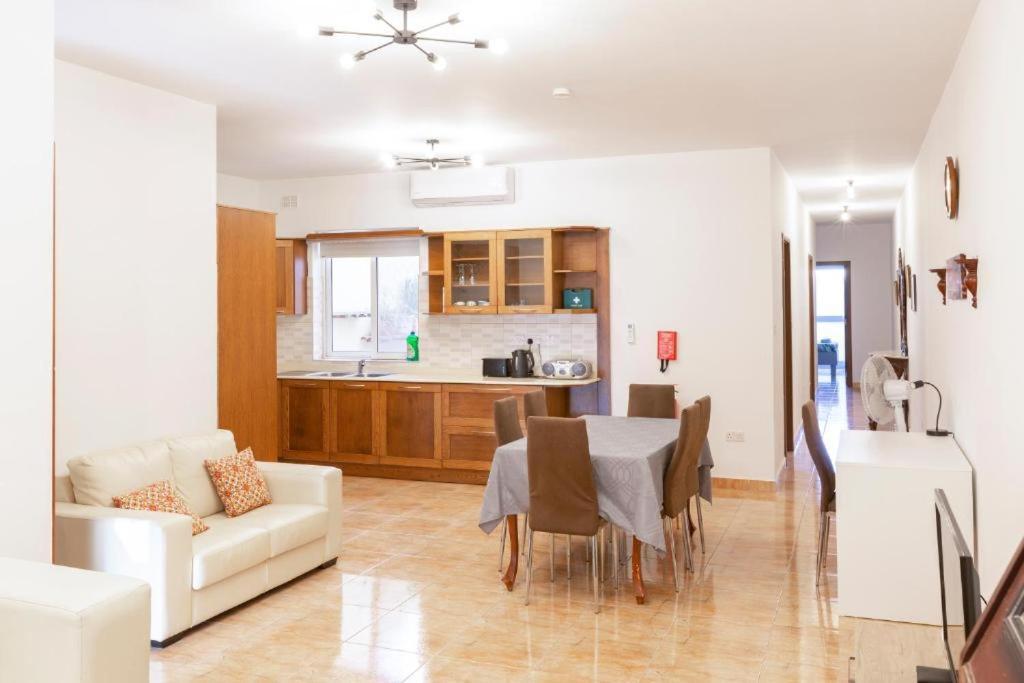 - Lovely 3 Bedroom Unit With Own Private Entrance Holiday home